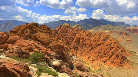 By Fred Morledge (Self-photographed) [<a href="http://creativecommons.org/licenses/by-sa/2.5">CC BY-SA 2.5</a>], <a href="http://commons.wikimedia.org/wiki/File%3ACalico_basin_red_rock_cumulus_mediocris.jpg">via Wikimedia Commons</a>