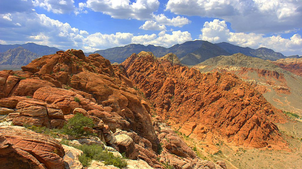 By Fred Morledge (Self-photographed) [<a href="http://creativecommons.org/licenses/by-sa/2.5">CC BY-SA 2.5</a>], <a href="http://commons.wikimedia.org/wiki/File%3ACalico_basin_red_rock_cumulus_mediocris.jpg">via Wikimedia Commons</a>